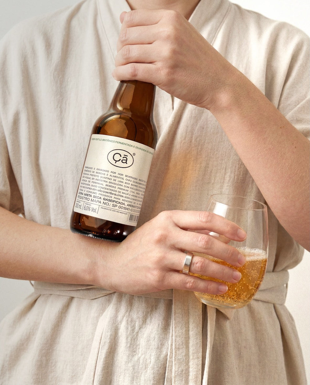 Sidra Çã servida em copo, cor âmbar clara